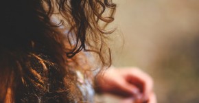 cómo reparar el cabello seco y dañado naturalmente