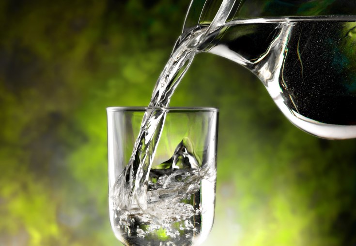 matraz Arte Punto de exclamación Agua alcalina: propiedades y beneficios para la salud