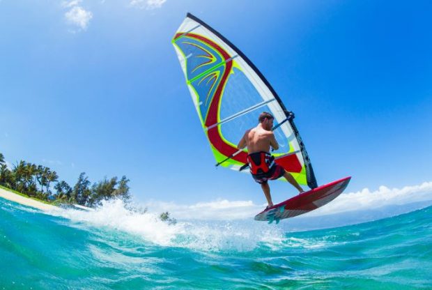 deportes para el verano windsurf