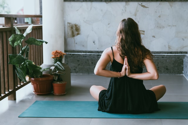 Posiciones básicas y fáciles para comenzar a practicar yoga